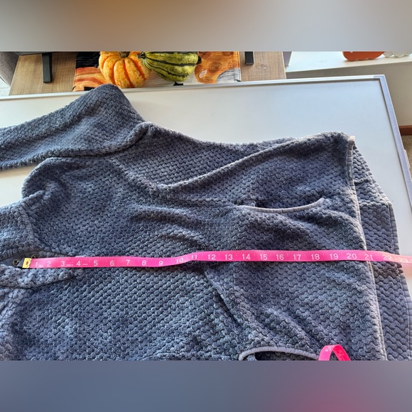 Women’s Eddie Bauer purple fuzzy zip up sweatshirt - Picture 5 of 7